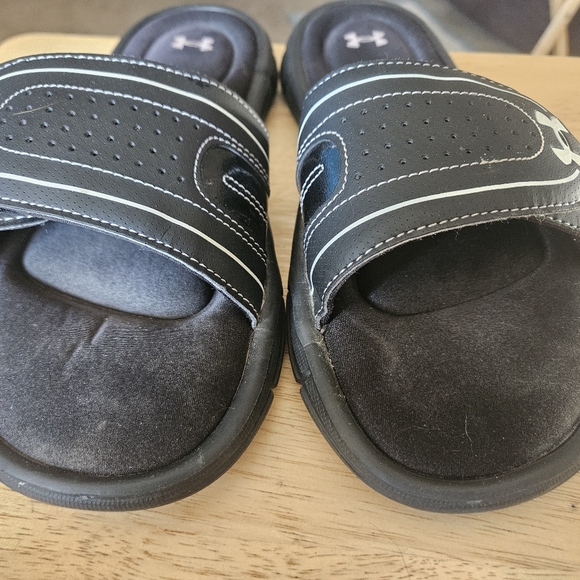 Under Armour Women's Slides. With 4-D Foam. Size 9. - Picture 7 of 8